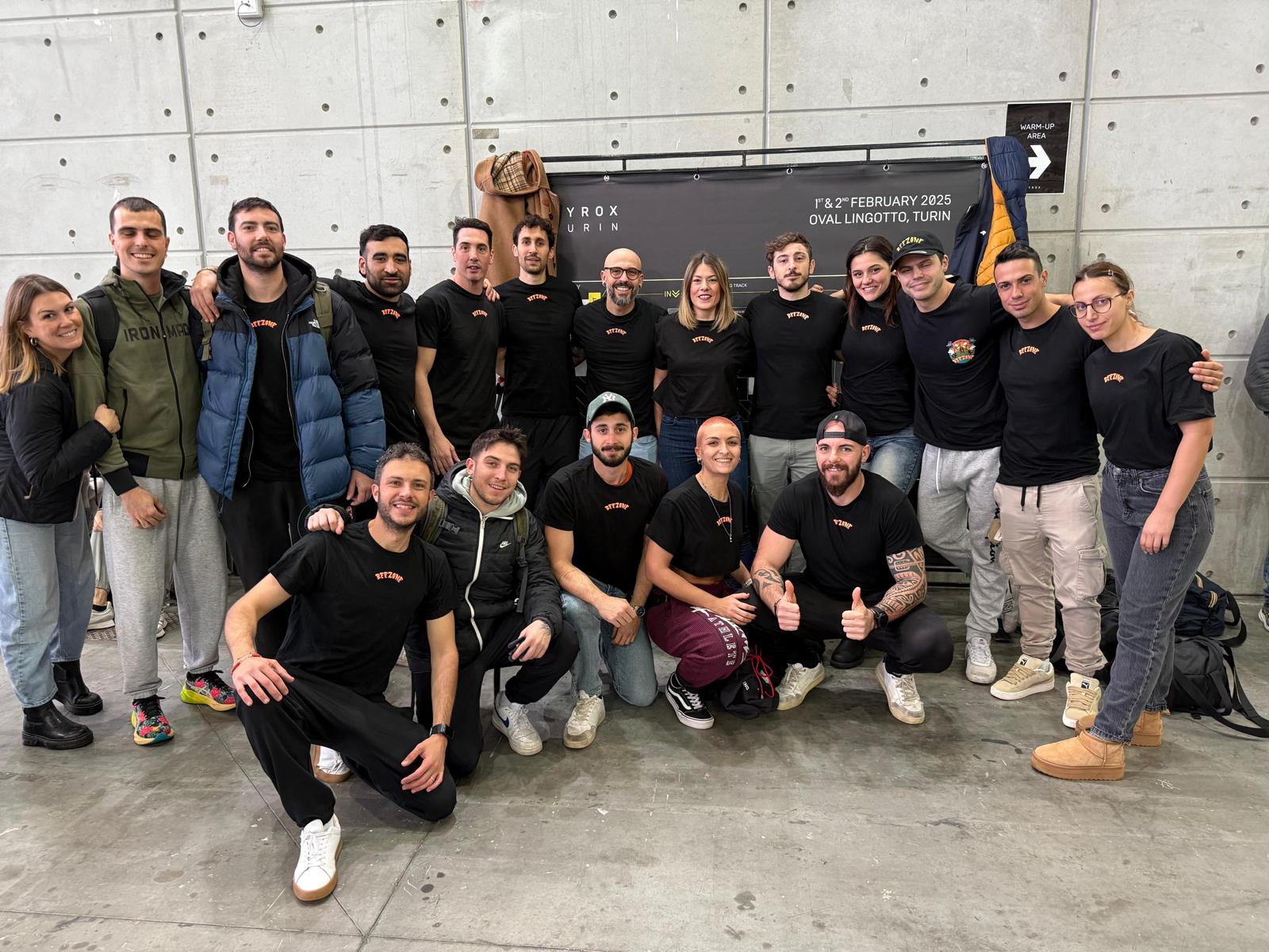 Christian con il gruppo di atleti e amici nell'area di riscaldamento di una gara